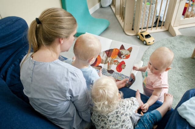 Boekje lezen in babygroep kinderdagverblijf bij kinderopvang 2Samen