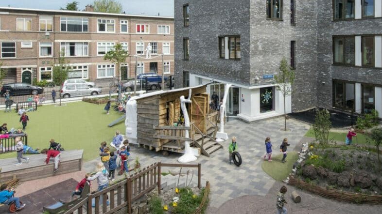 Schoolplein 2Giraffen 2 bomen en bloemenbuurt den haag
