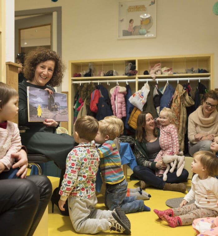Minister van Engelshoven leest voor kinderopvang 2Samen den haag