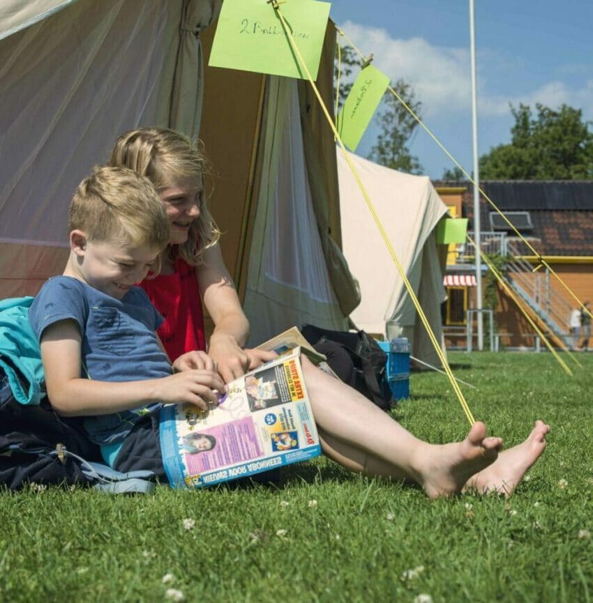 Voor de tent Kinderopvang 2Samen KICKS zomerkamp (web)