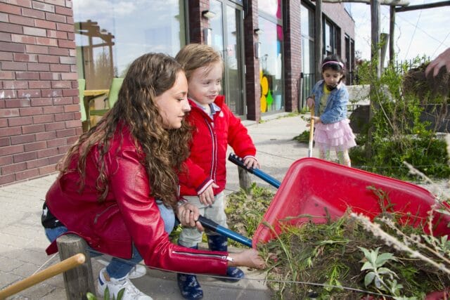 Samen met kruiwagen kinderdagverblijf 2Zwanen Ypenburg Den Haag Kinderopvang 2Zwanen