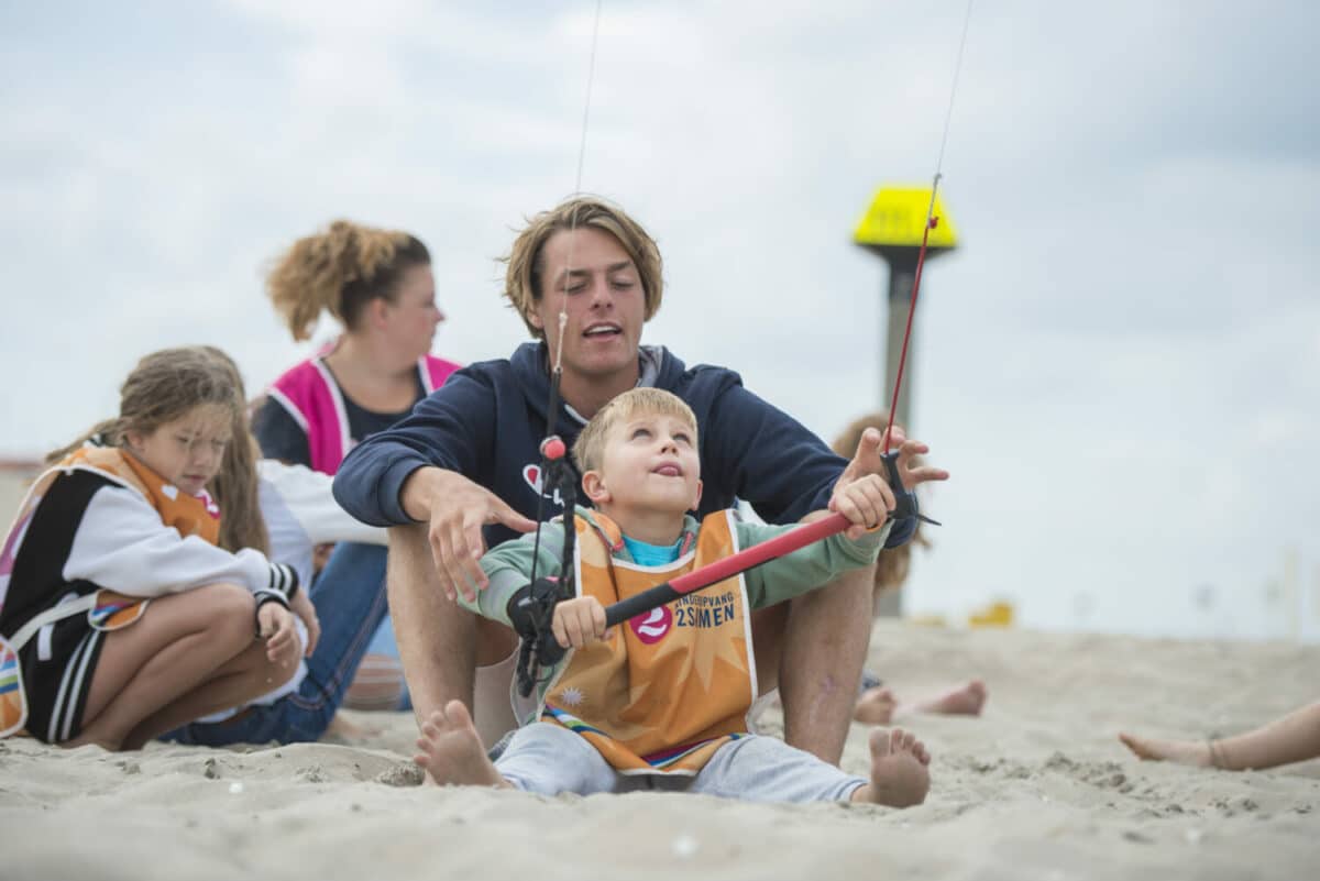 Powerkiten bij buitenschoolse opvang Kinderopvang 2Samen Den Haag Monster Naaldwijk