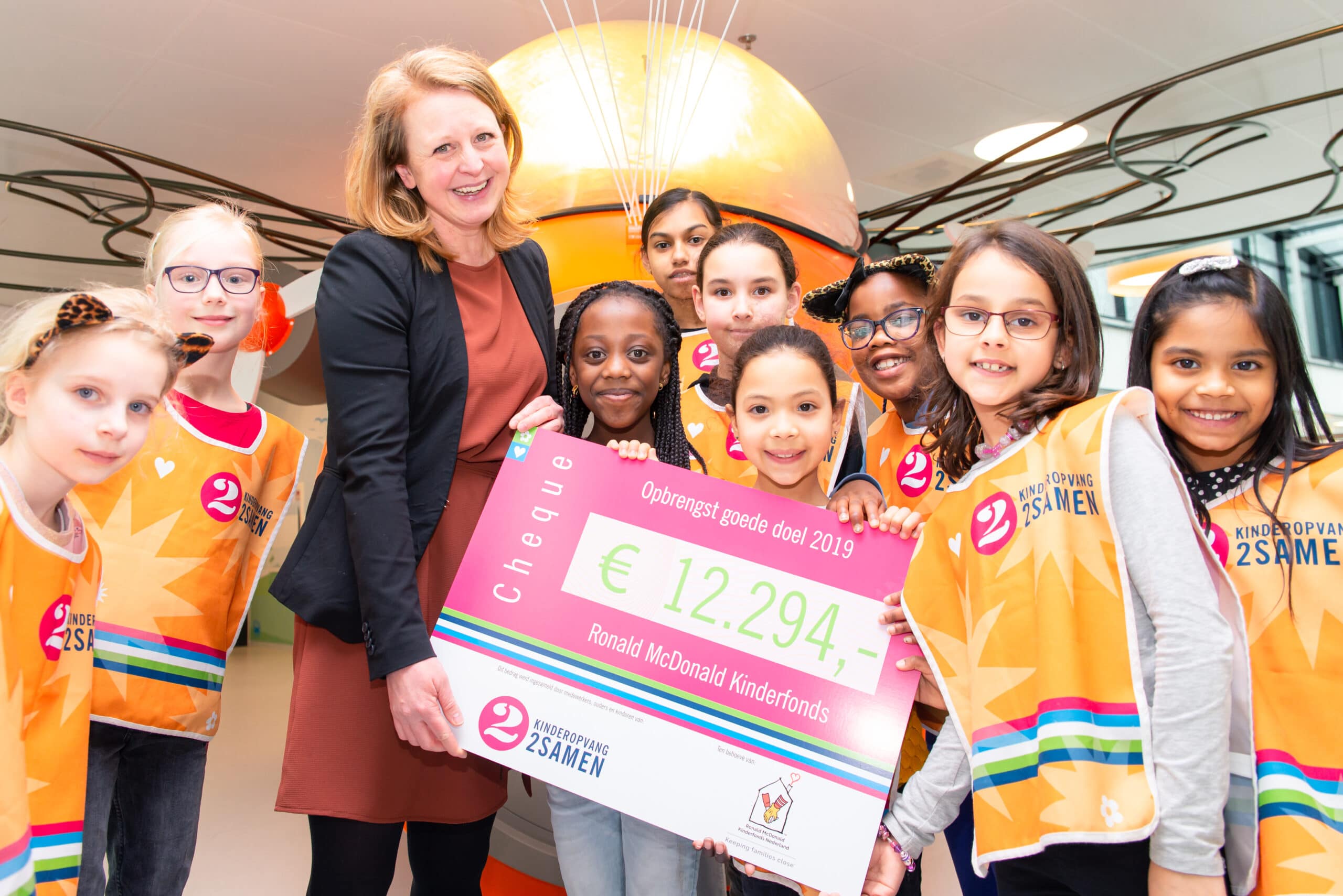 uitreiking cheque Ronald McDonald
