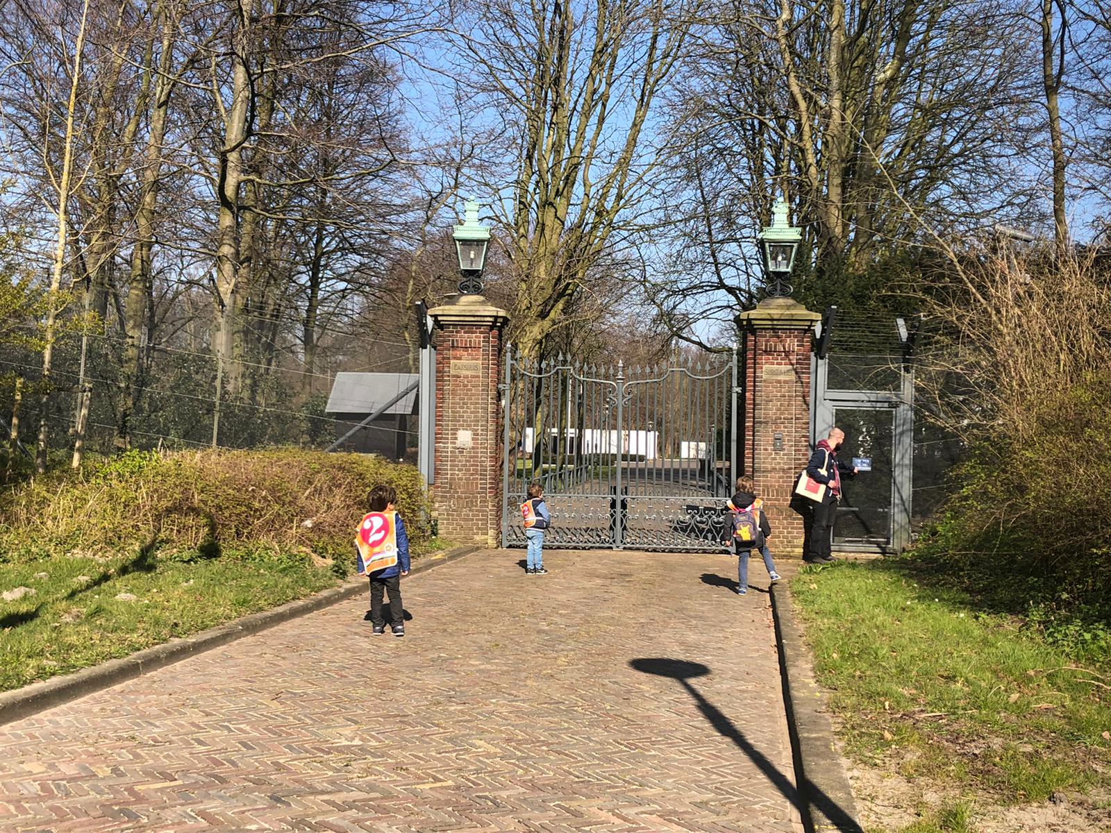Kinderen kinderopvang naar het bos