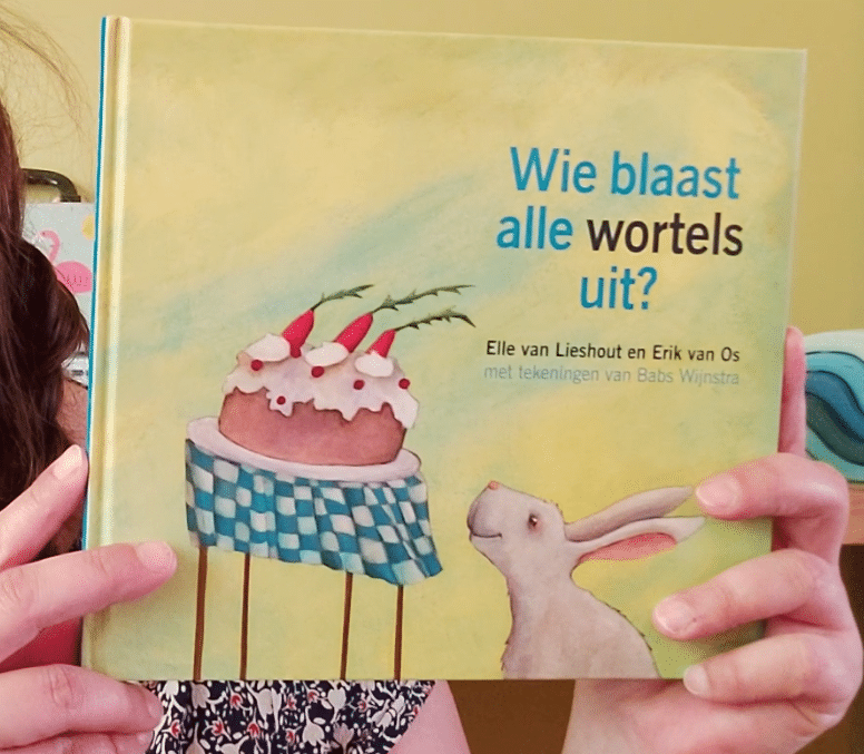 boek voorlezen aan jarige koning Kinderopvang 2Samen Den Haag Monster Naaldwijk