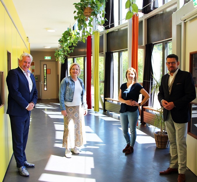 Burgemeester Arends Westland bezoek Kinderopvang 2Samen 2Vliegers Monster bol
