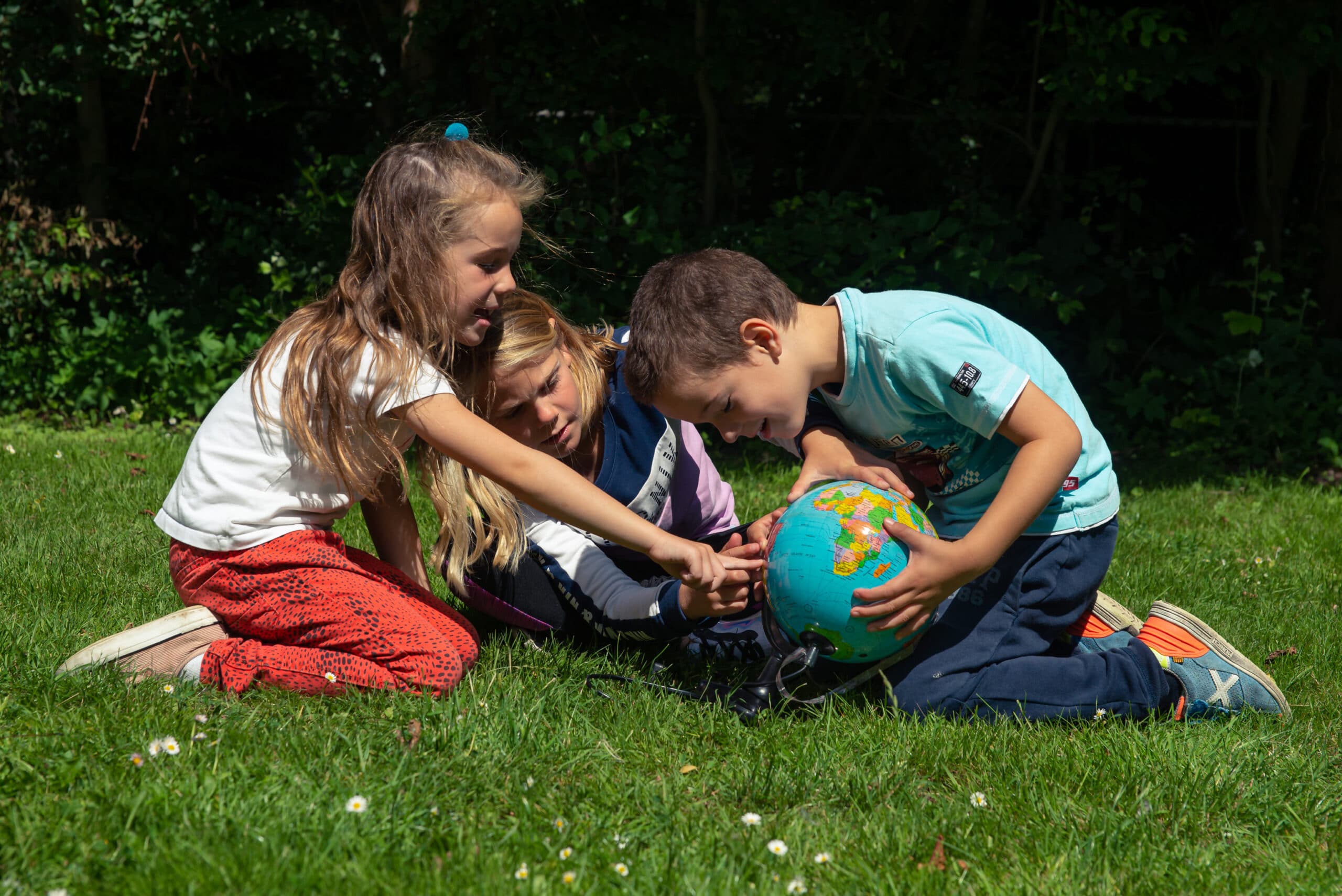 kinderen met wereldbol kinderopvang