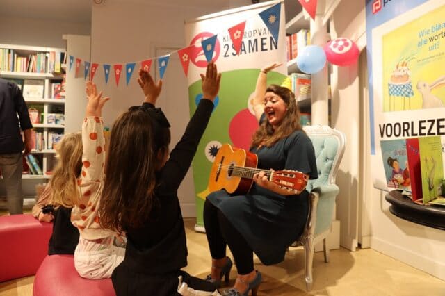 Kinderopvang 2Samen Paagman Bookstore day 2020 voorlezen gitaar prentenboek hoera
