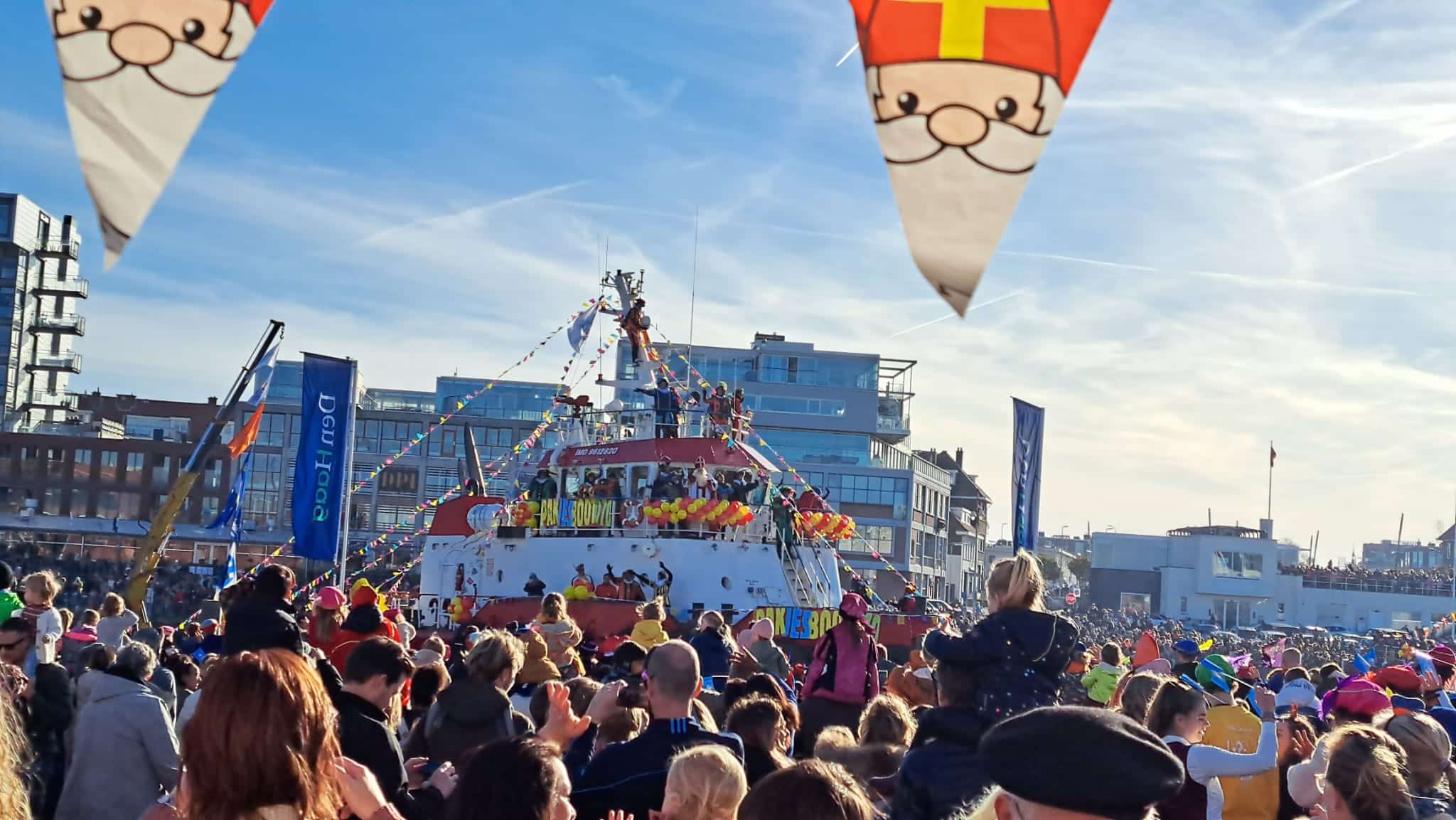 Sinterklaasintocht 2022 in Scheveningen Den Haag Kinderopvang 2Samen Praalwagen rijtoer pieten bakfiets dagopvang bso