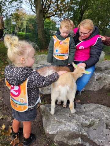 Dieren aaien door kinderen 2Eekhoorns bij SKIP Kinderopvang 2Samen Westland Naaldwijk