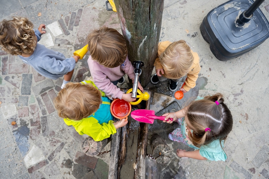Dag van de Mantelzorg Kinderopvang 2Samen Den Haag Monster Naaldwijk spelende kinderen bij een zandspeeltuin