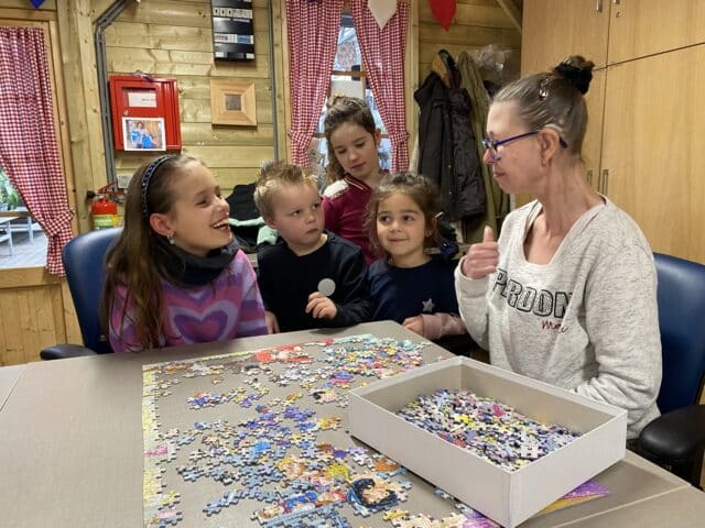 De kinderen en de cliënten kletsen met elkaar en ze houden allemaal van prinsessen
