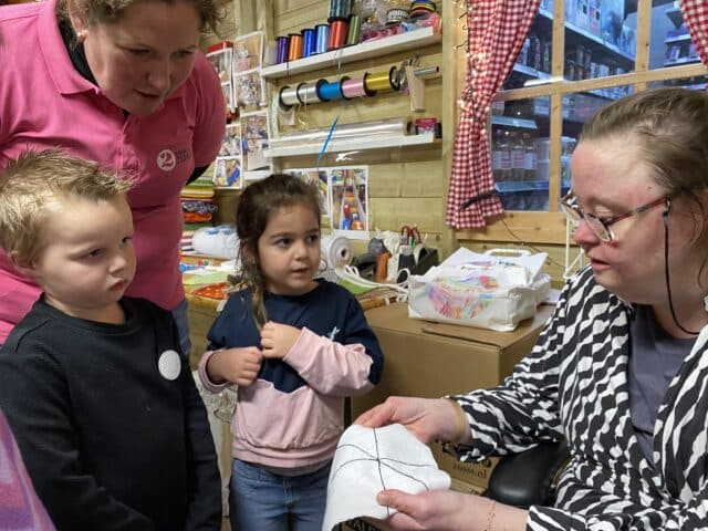 De ontmoetingen tussen de kinderen en de dames van de dagbesteding leren van de ontmoeting en van elkaar
